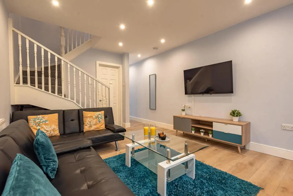 Stylish & Modern 3 Bedroom Reading House with Free WiFi, Netflix, Amazon, Disney, Apple TV By JDF Property