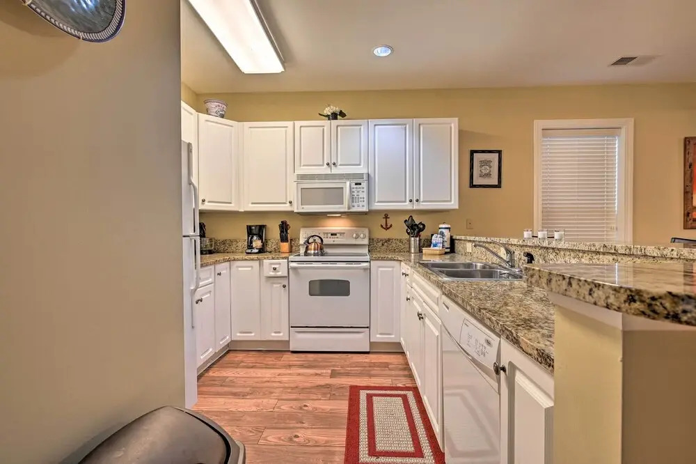 6 Mi to Boardwalk: Condo w/ Pool in Myrtle Beach