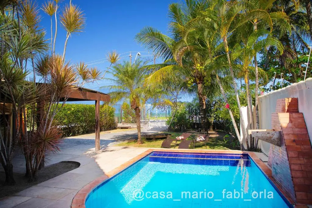 Casa frente praia na av beira mar com piscina