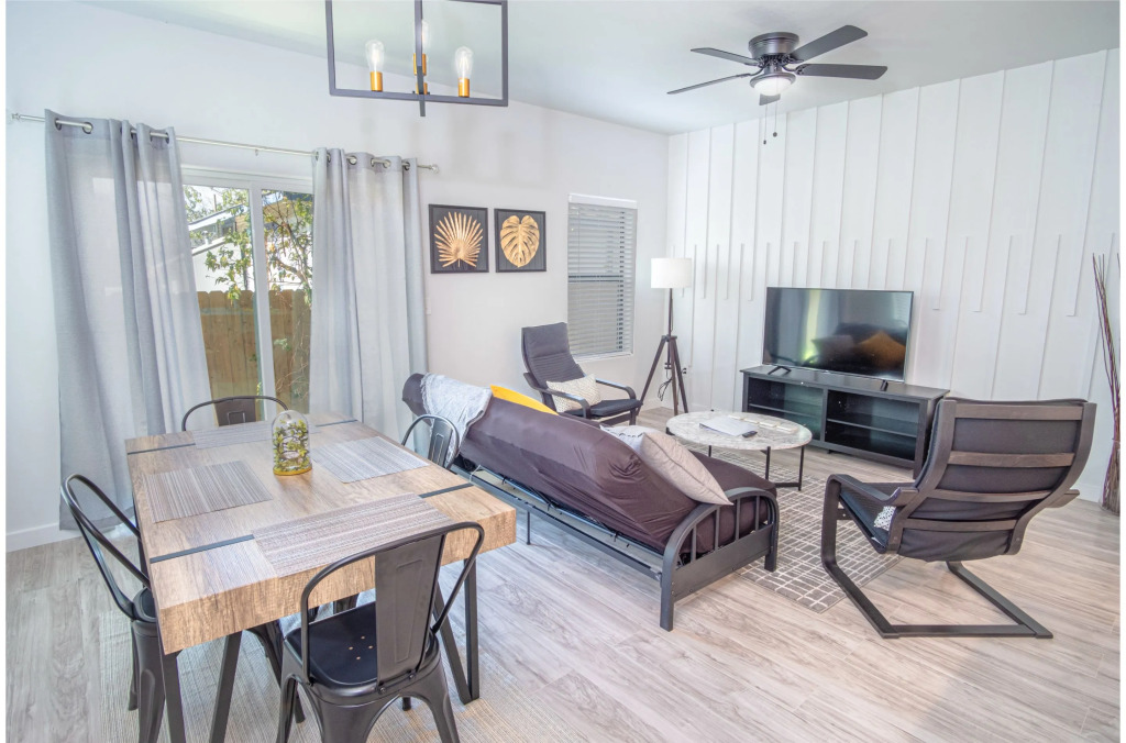 Spectacular Cozy 3 BR plus  2 and a half BA Apt Near Downtown