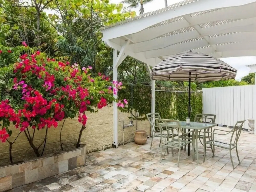 Helen's Beach House 6 Bedroom Home by RedAwning