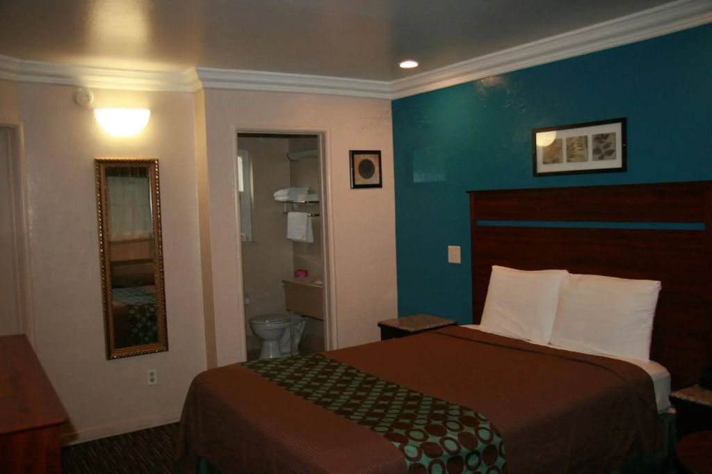 Civic Center Lodge / Lake Merritt BART
