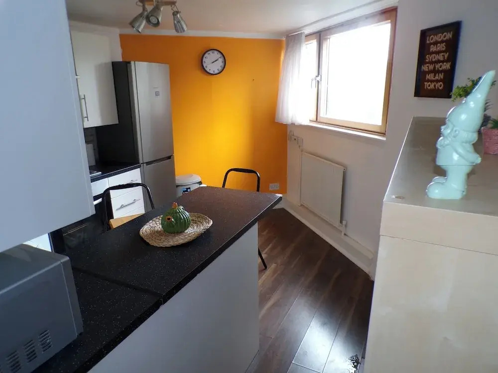 Chelsea Orange Apartment Sleeps10-petsok-parking