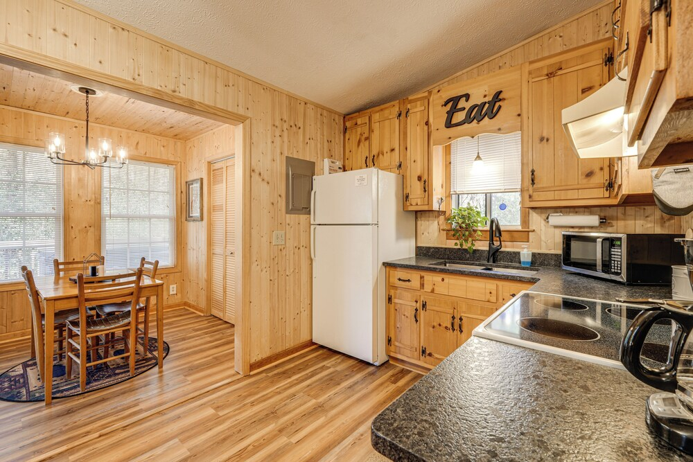 5 Mi to Helen: Woodsy Oasis w/ Hot Tub & Fire Pit!