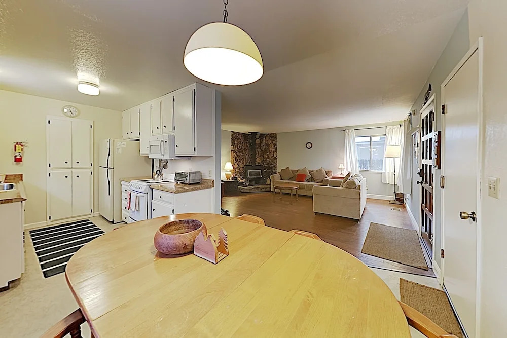 828 Alameda Ave Home - 3 Br home by RedAwning