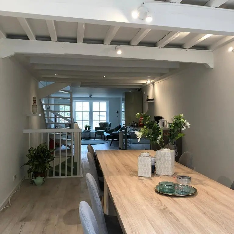 LUXE TOPLOCATIE! Monument hartje centrum Dordrecht, 2 badkamers, 2 keukens, tuintje (10 personen)