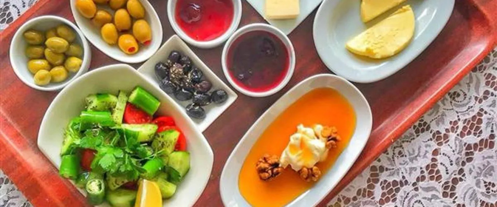 Saki Alaçatı Otel & Meyhane