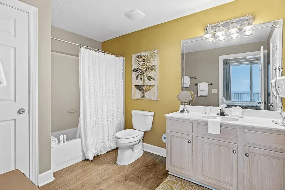 Bahama Breeze by Avantstay Gulf Front, 2 Pools, Beach Chairs Included!