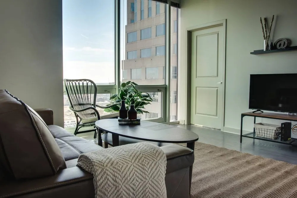 Luxury 2BR Apt In Uptown City View