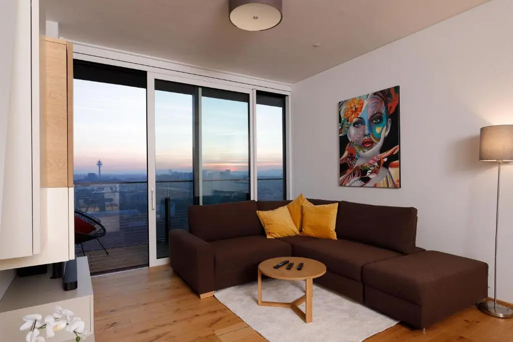Triiiple Suites Level 21 mit Balkon und Tiefgarage