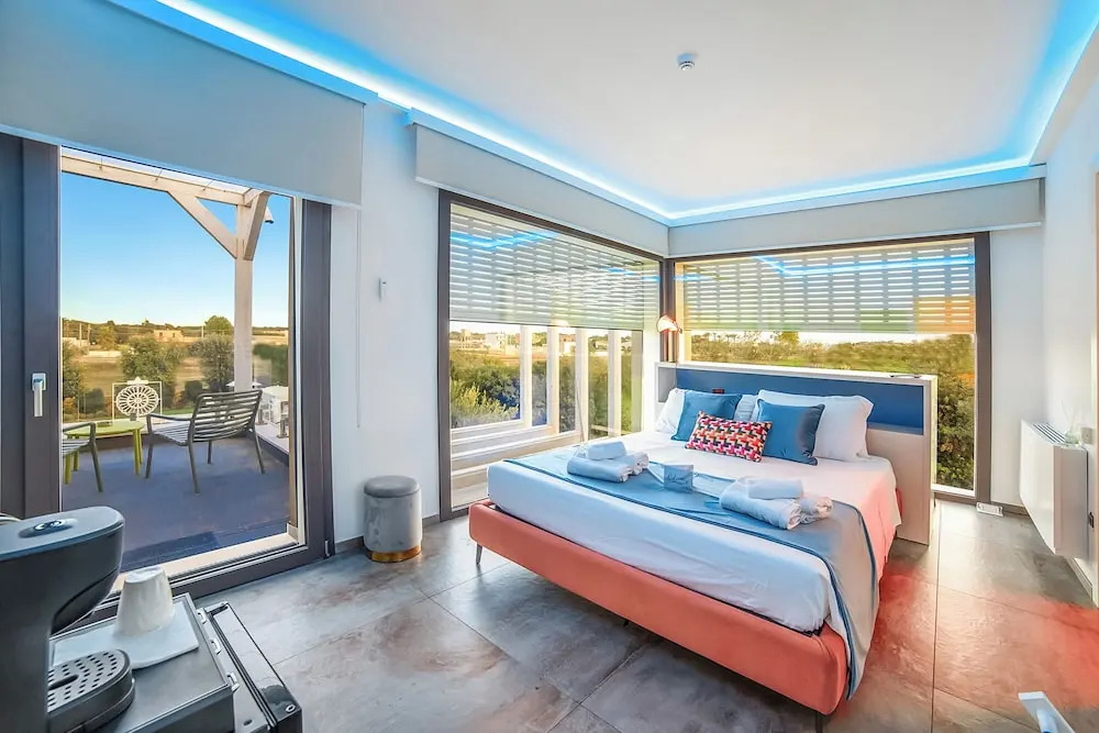 7br Luxury Villa - Pool, Garden & Parking