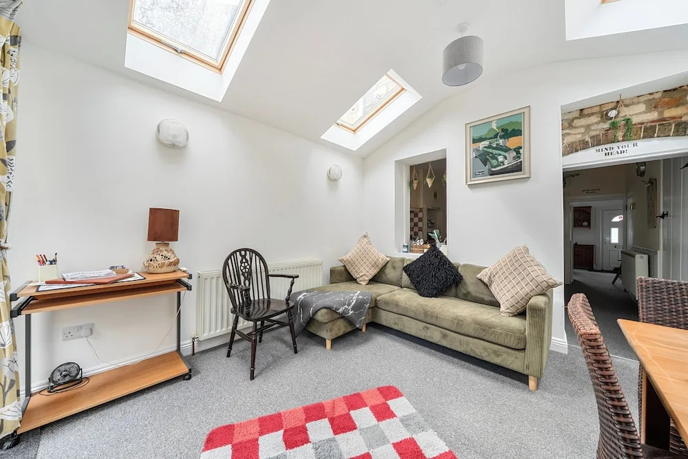 Charming Lincoln Cottage Family & Pet-friendly