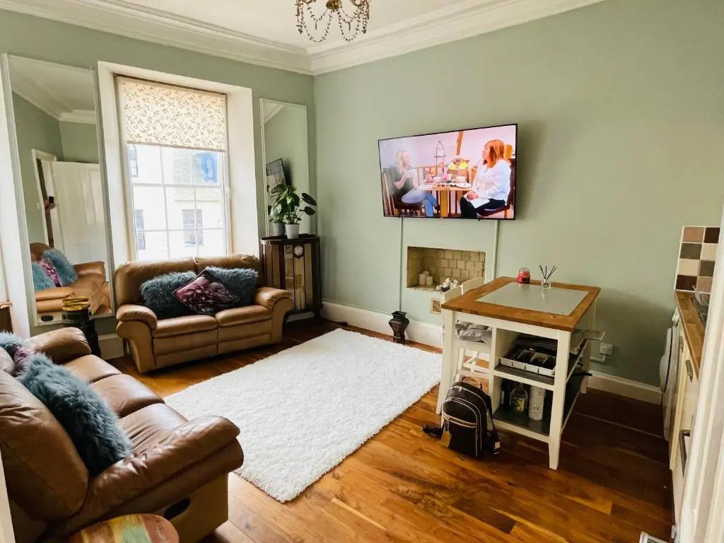 Charming 2-bedroom Apartment Located in Ayr