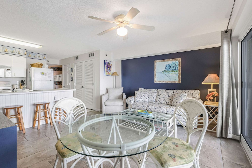 Tradewinds 602- Beachfront Heated Indoor Pool Sleeps 6