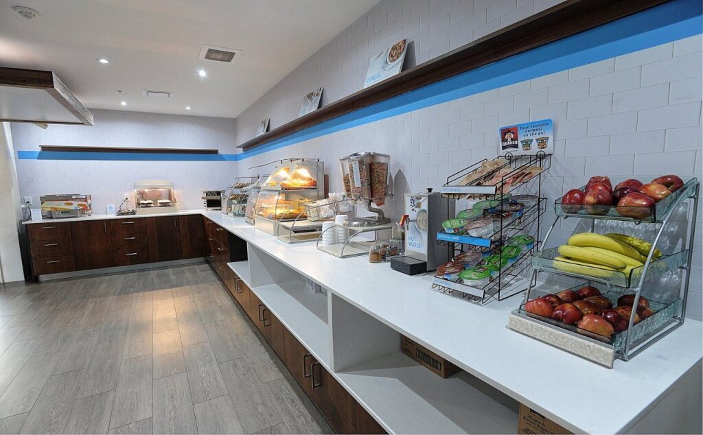 Holiday Inn Express & Suites Toronto Airport West by IHG