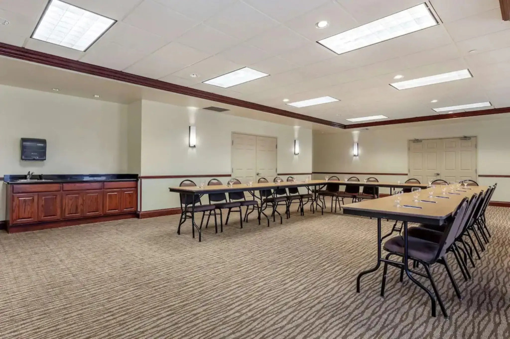 Holiday Inn Express & Suites Milwaukee NW - Park Place by IHG