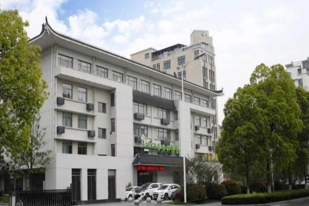 Vatica Hotel Anqing Wuyue Square Bo'ai Hospital