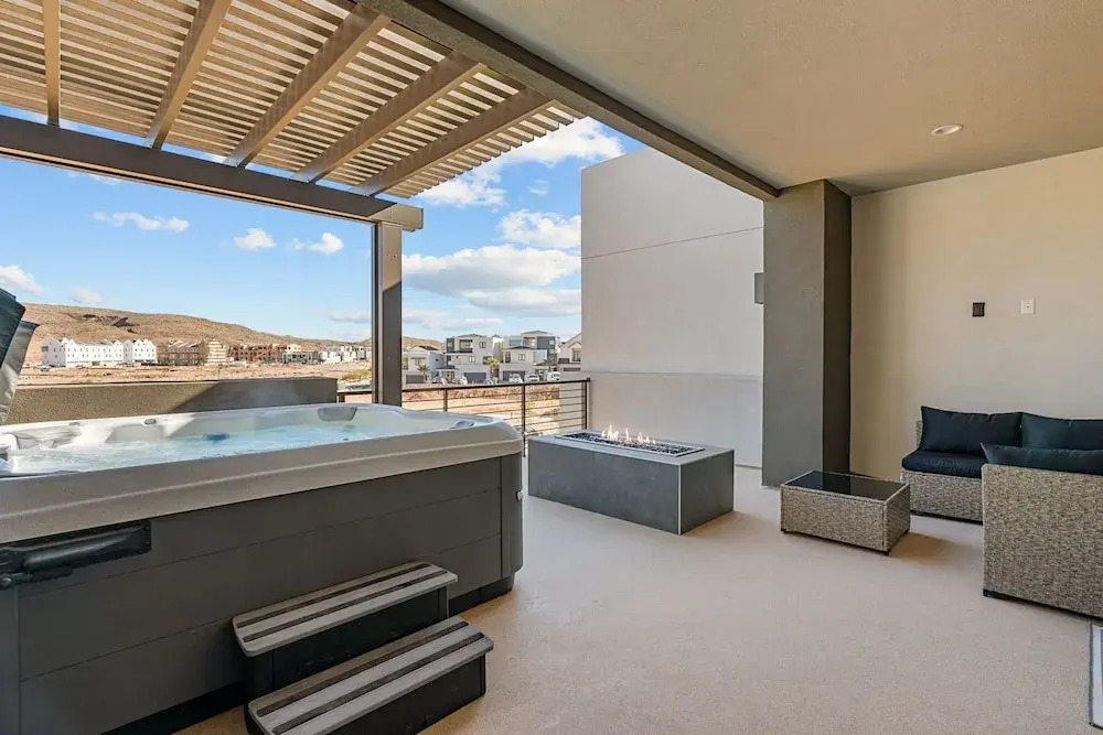 The Fish Bowl 6 Bedroom Townhouse