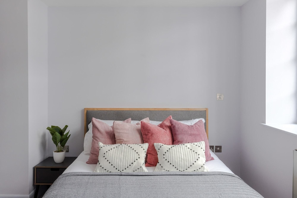 The Eyre Suite Two - Farringdon - by Frankie