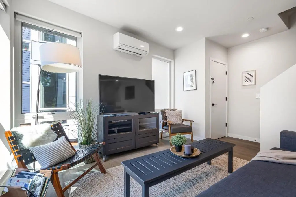Rooftop Patio with Waterview, Private Garden & Grill 3BR 3BA