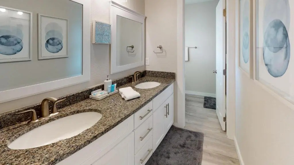 AH-G226 Remodeled Second Floor Condo, Shared Pool & Hot Tub, Near Marina