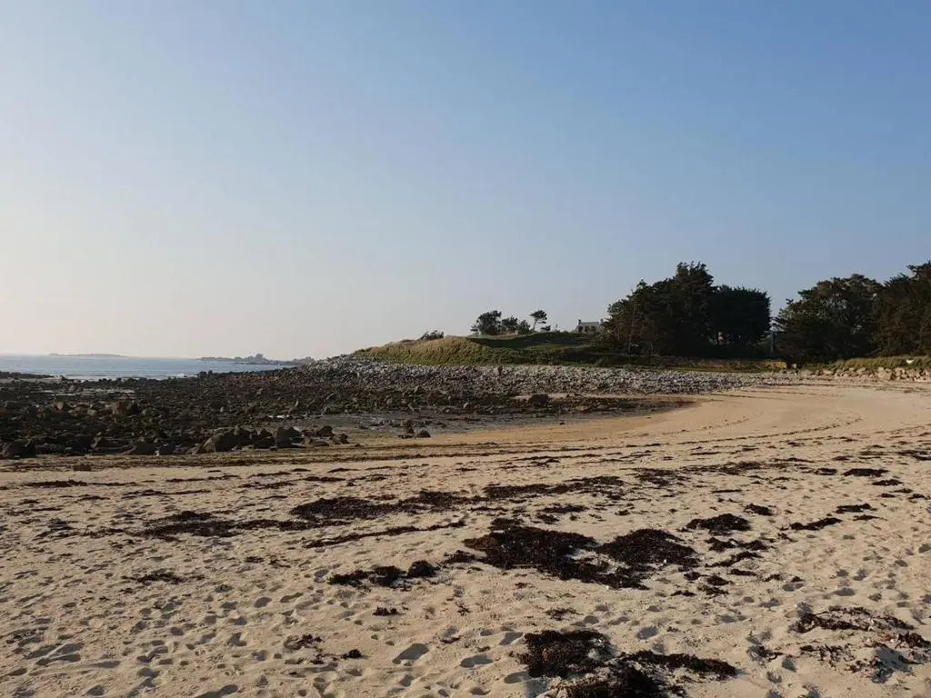 Maison bretonne rénovée à 300m de la plage avec jardin clos, WIFI, et équipements pour bébé - FR-1-368-64