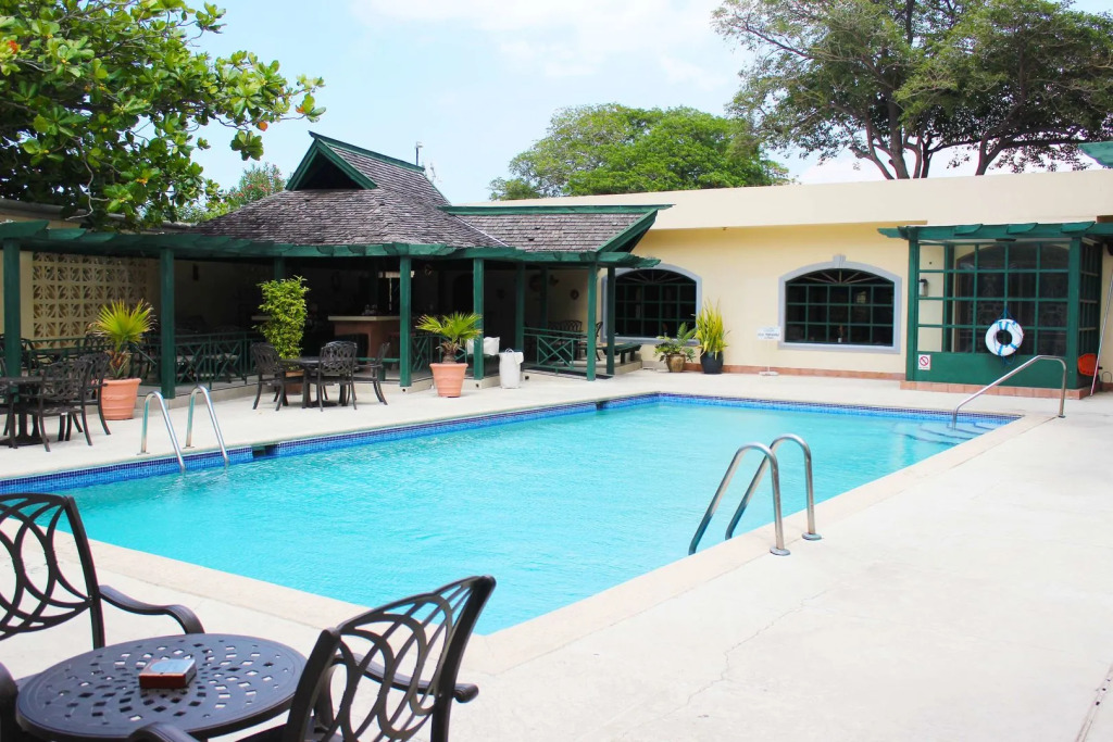 Courtleigh Hotel & Suites
