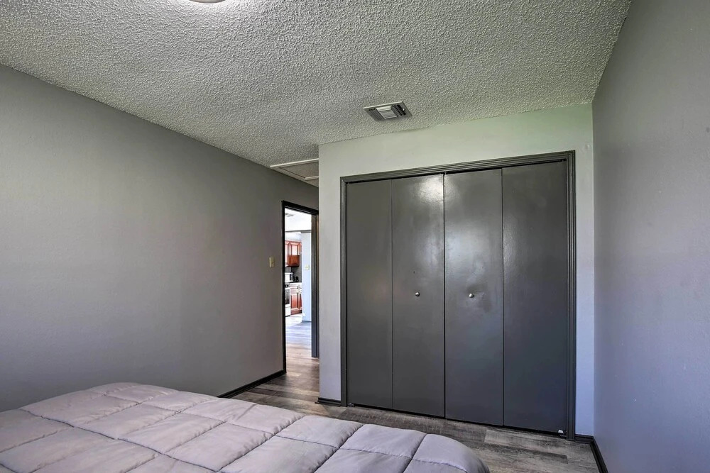 West San Antonio Home w/ Yard: 16 Mi to Dtwn!