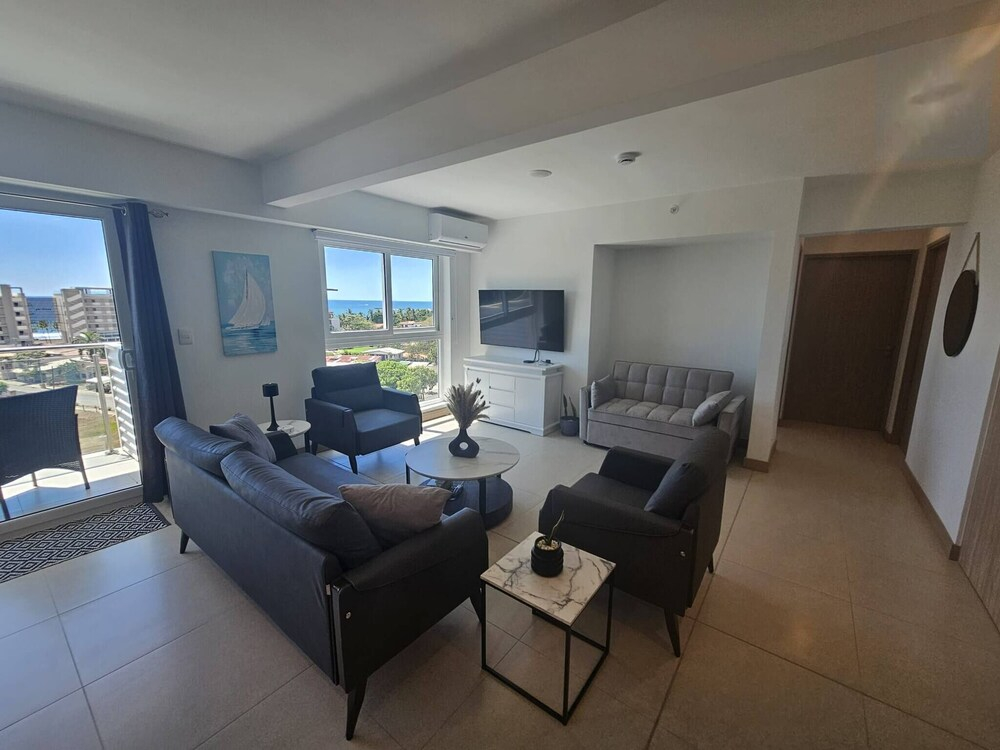 Stunning new Beachfront Condo 9th Floor Ocean View