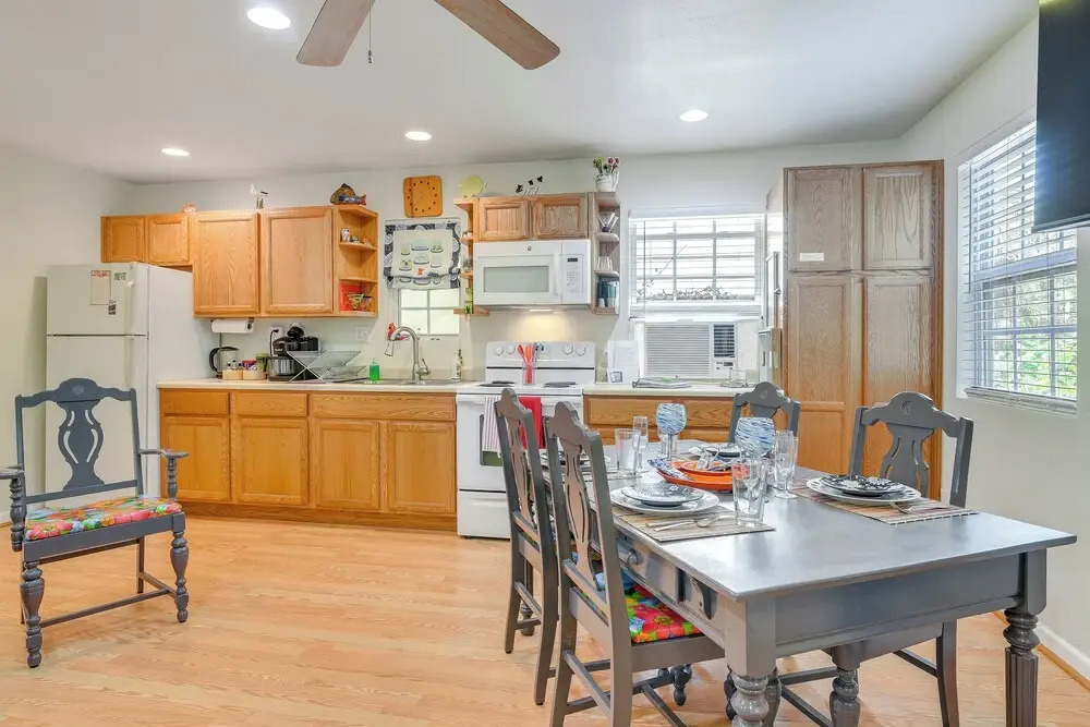 Private Beach Pass: Cozy Galveston Apartment!