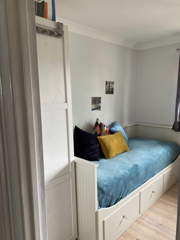 House - Sleeps 6 - Private Garden & Parking