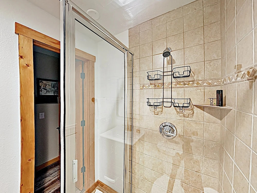 New Listing! Stylish Updated Ski W/ Hot Tubs 2 Bedroom Condo