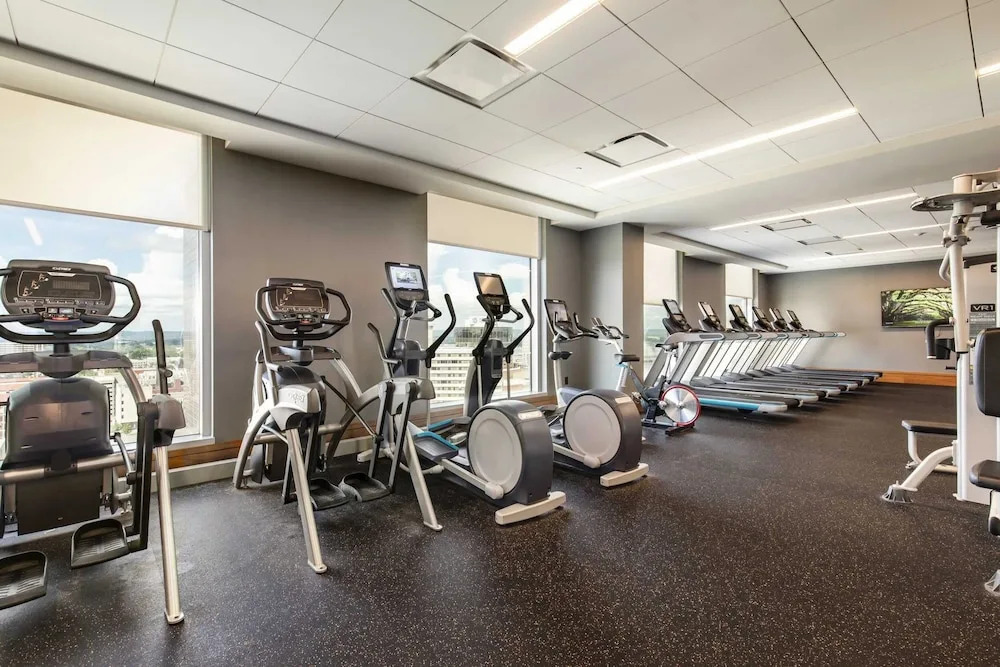 Luxurious High Rise 1BR With Louisville Flair by Cozysuites