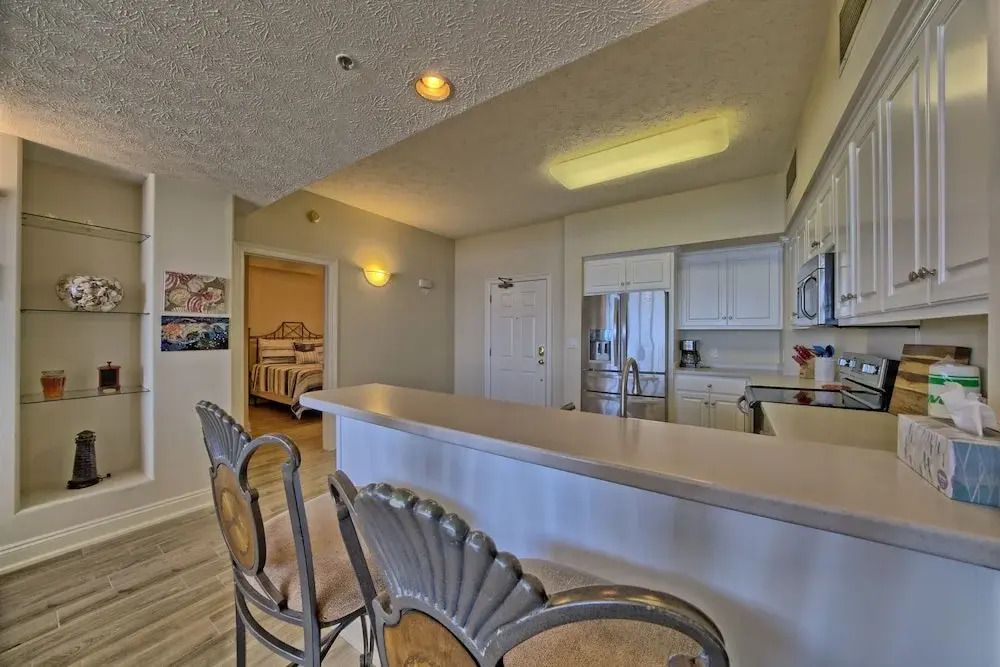 Marvelous Condo with Beachside Pool and Free Poolside WiFi - Unit 0902 by RedAwning