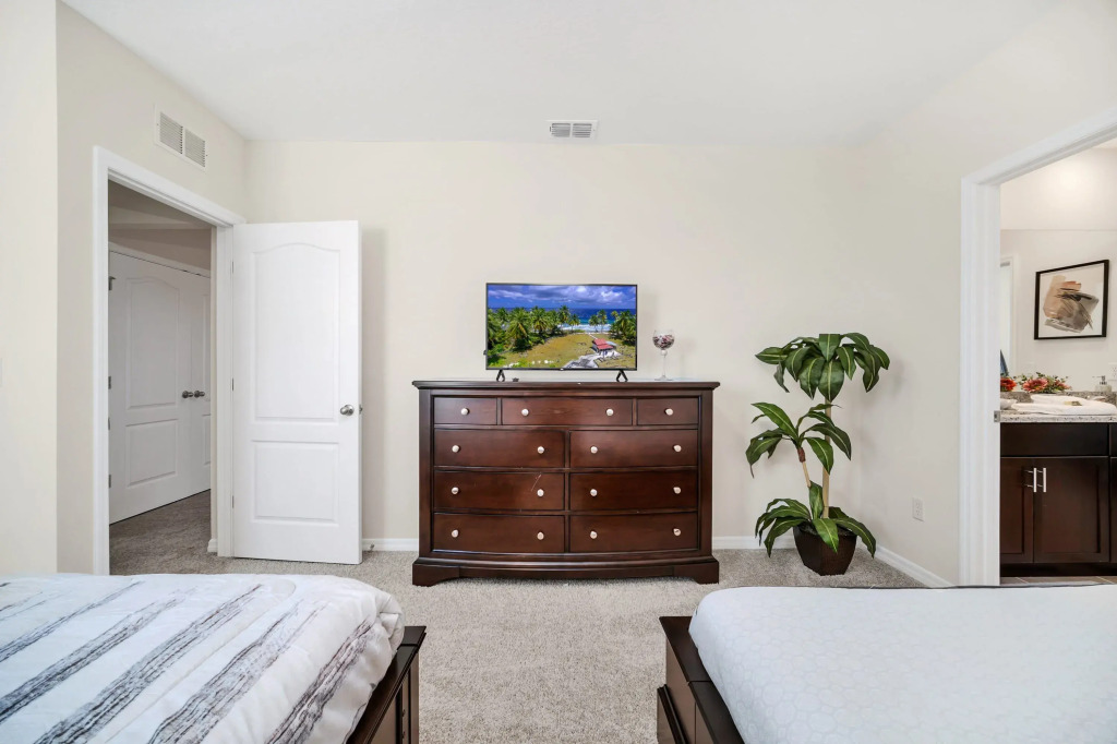 Upstay - Lrg Family Home w Private Pool   Hot Tub, Davenport