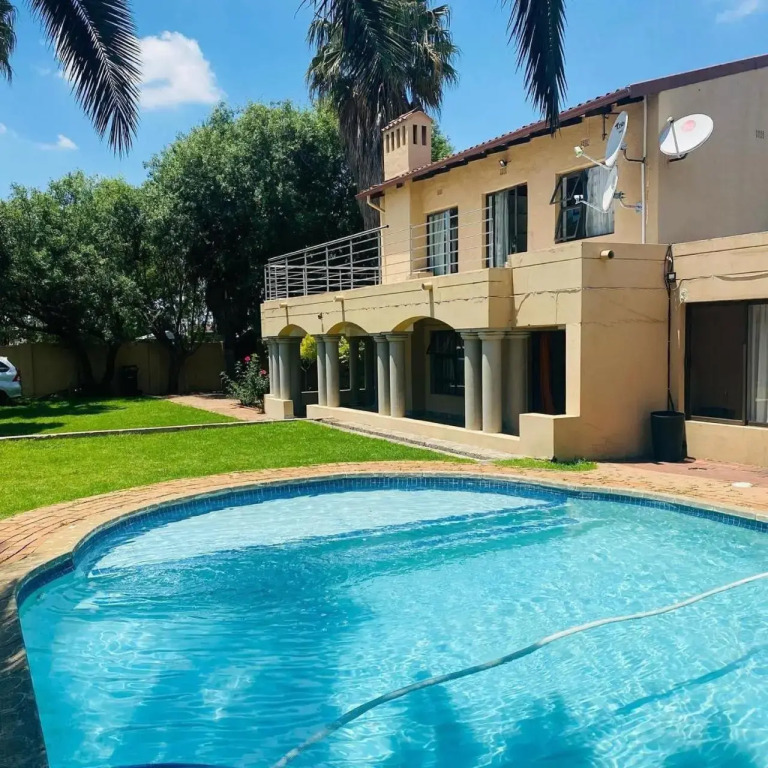 Selina Airport Lodge #Emzini