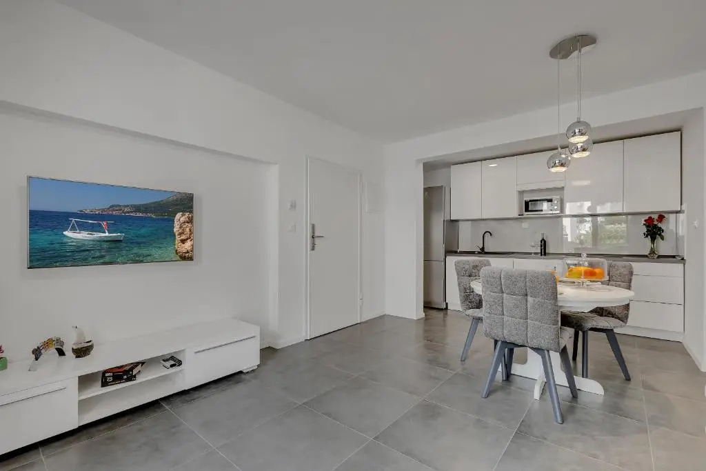 Apartments by the sea Makarska - 21425