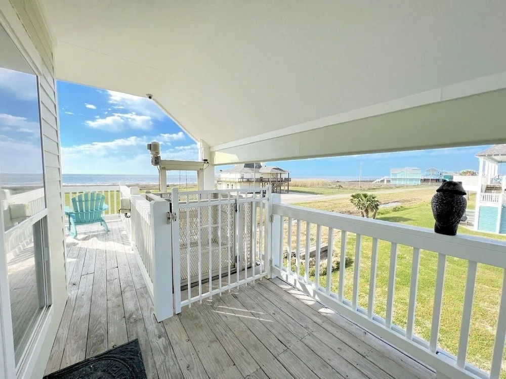 The Green Seahorse 4 Bedroom Home by RedAwning