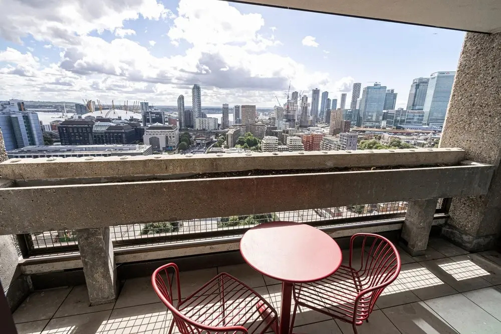 Stylish Three-bedroom Apartment in Poplar