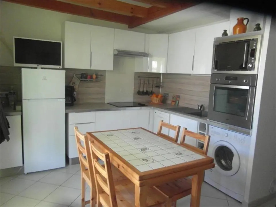 Belle villa dangle, 6 couchages, cuisine climatisée, 3 chambres terrasse ombragée parking dans résidence sécurisée avec piscine commune, 400m de la mer, LROND24