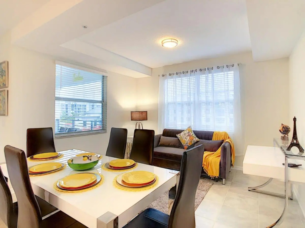 Vivid 2BR condo with free Waterpark at Storey Lake