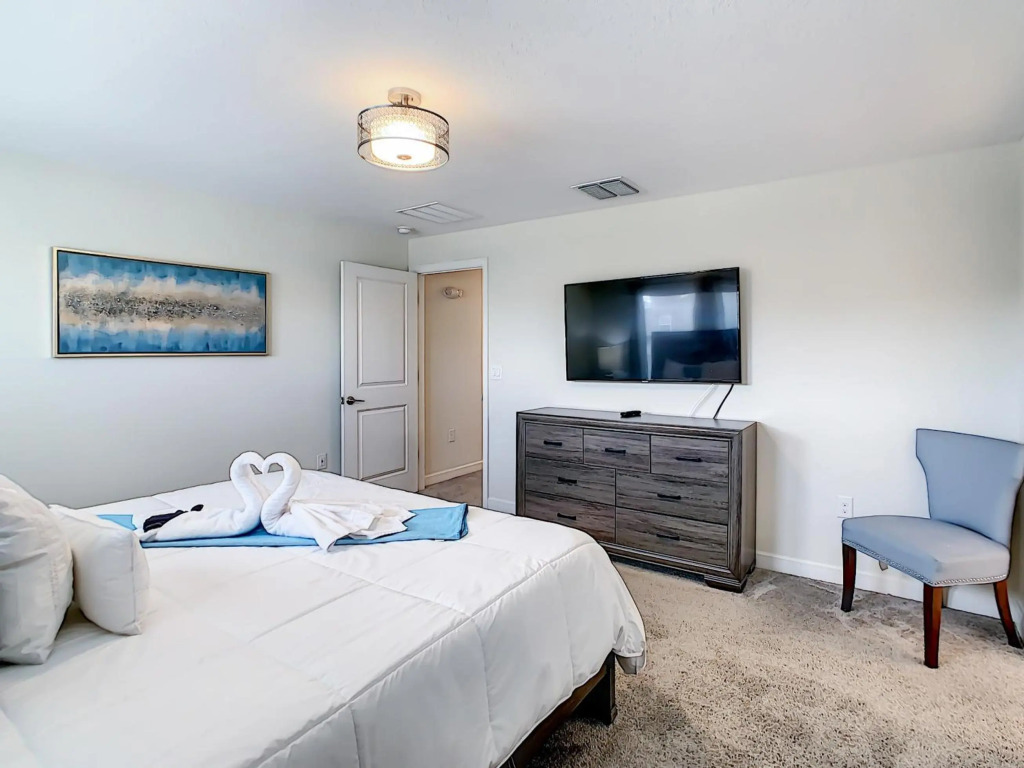 Stunning 4BR Townhouse with private pool and free resort amenities