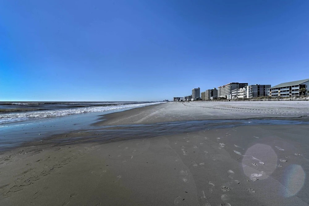 2 Mi to Barefoot Landing! 'bailey's Beach Cottage'