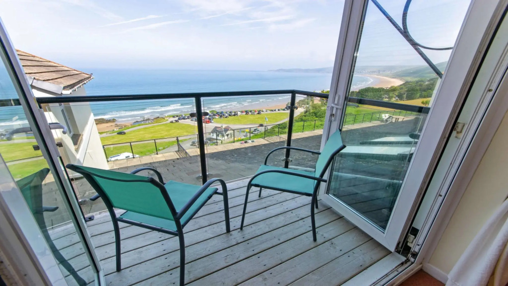 Clifton Court Apt 23 With Seaviews Heated Pool
