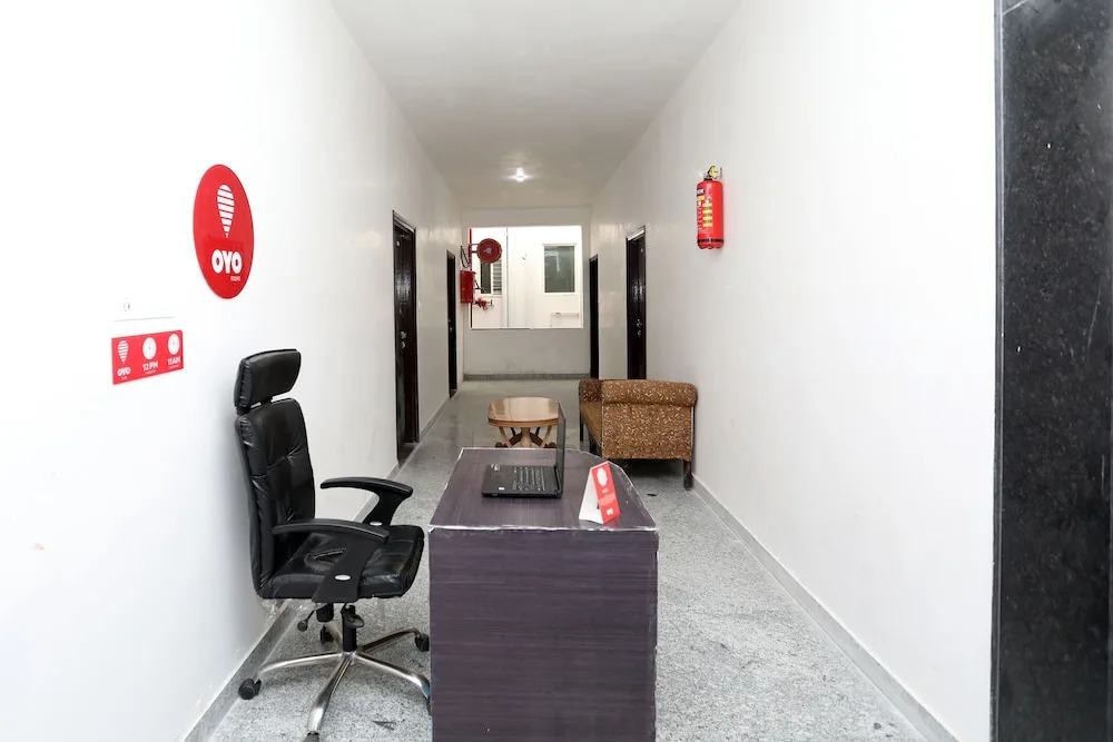 OYO 11075 Home Modern 3BHK Gulab Bagh
