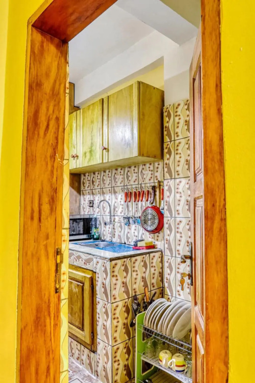 Beautiful- 1 Bedroom Apartment - Parking on site