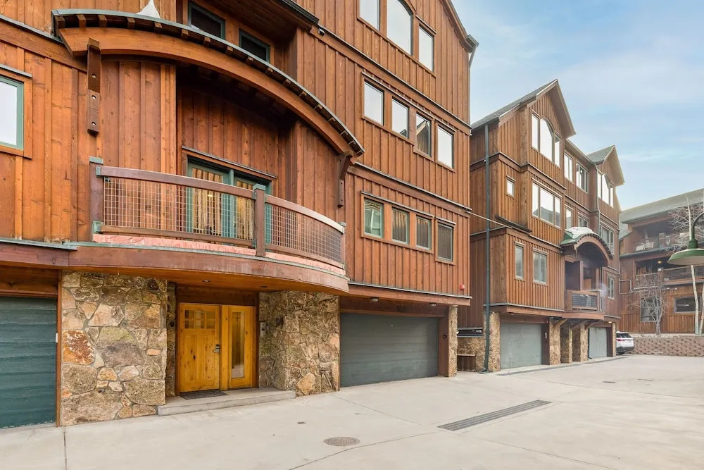 8201 Mill Creek - Private Hot Tub! 3 Bedroom Condo by RedAwning