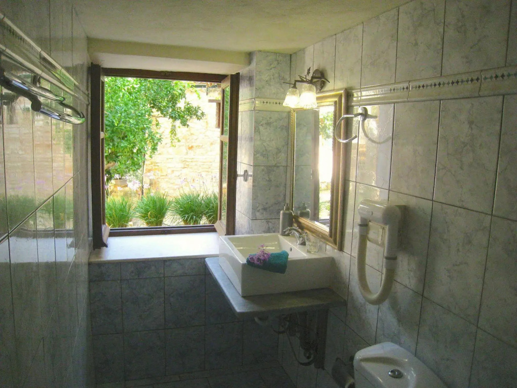 Adamantia Hotel