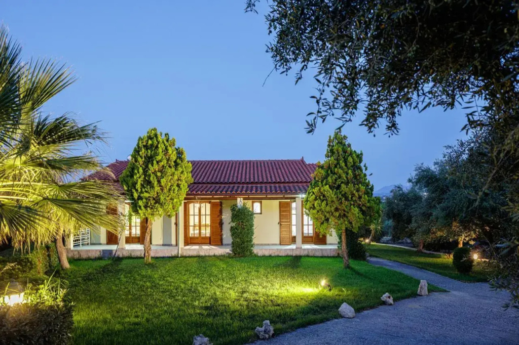 Lefkothea Villas with Large Pool, BBQ & Playground