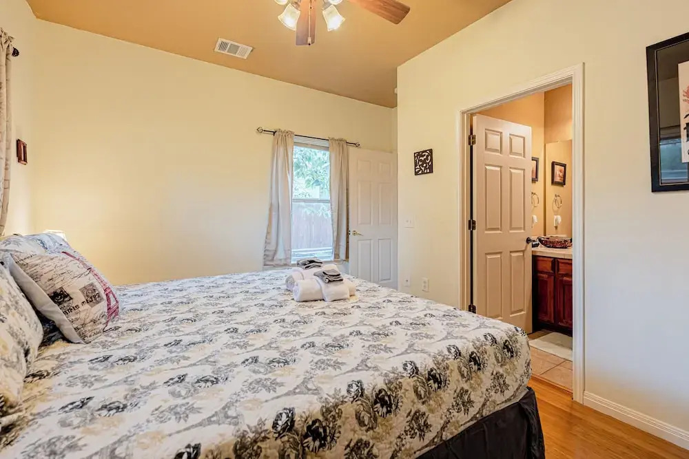 Quiet 2 Story Walkable to East Side Eateries
